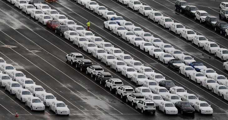 Продажи легковых автомобилей в РФ в декабре выросли к ноябрю на 10%, упали на 58% в годовом сравнении