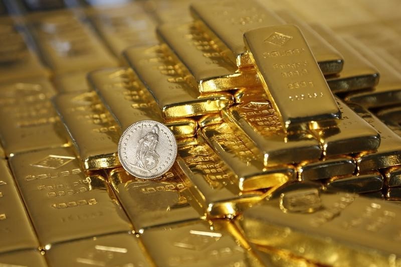 Цены на золото выросли выше $2000 и приблизились к максимуму за месяц