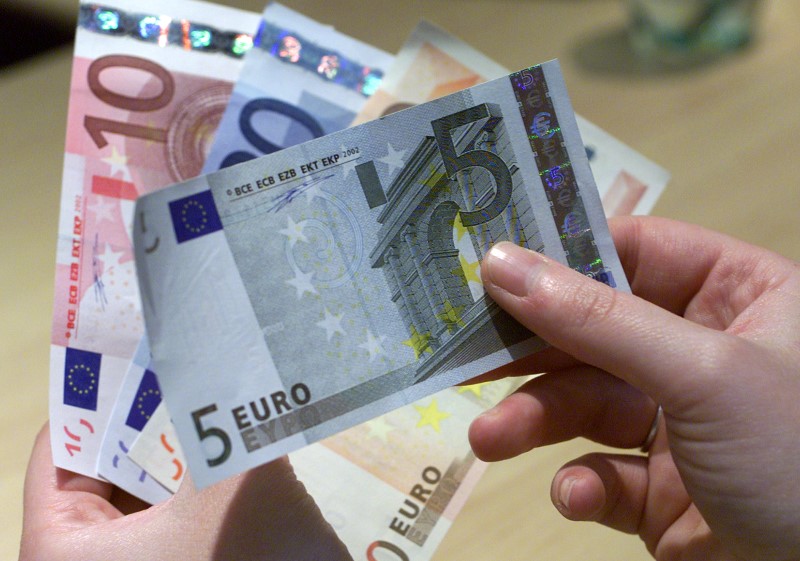 Доллар дешевеет к евро и фунту, незначительно изменяется в парах с иеной и юанем