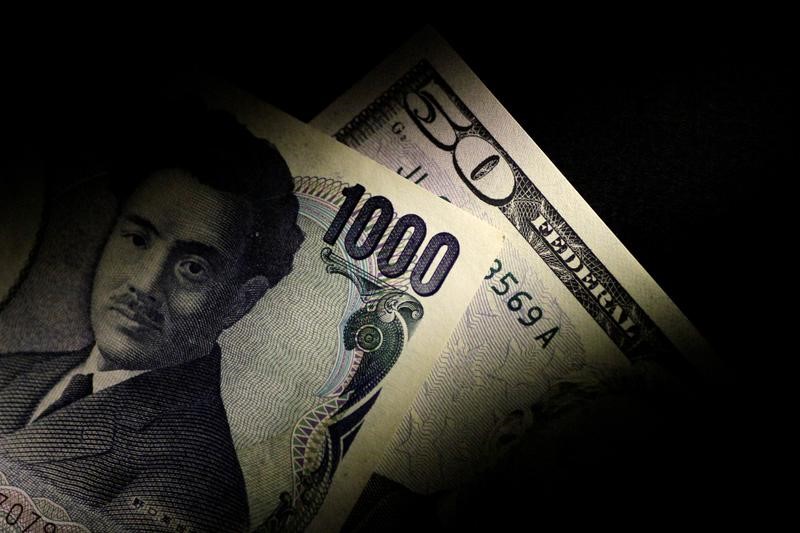 Доллар пошел в рост, а иена упала в понедельник