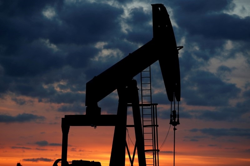 Цены на нефть повышаются после обвала накануне