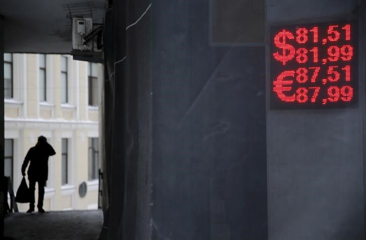 Евро упал ниже 59 руб. на торгах 