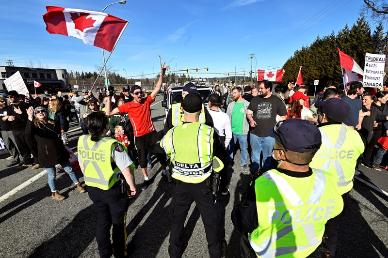 Мост Амбассадор между США и Канадой освобожден от протестующих дальнобойщиков