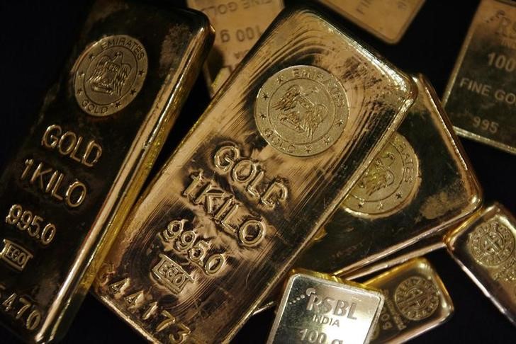 Цены на золото остановились около 7-месячного максимума