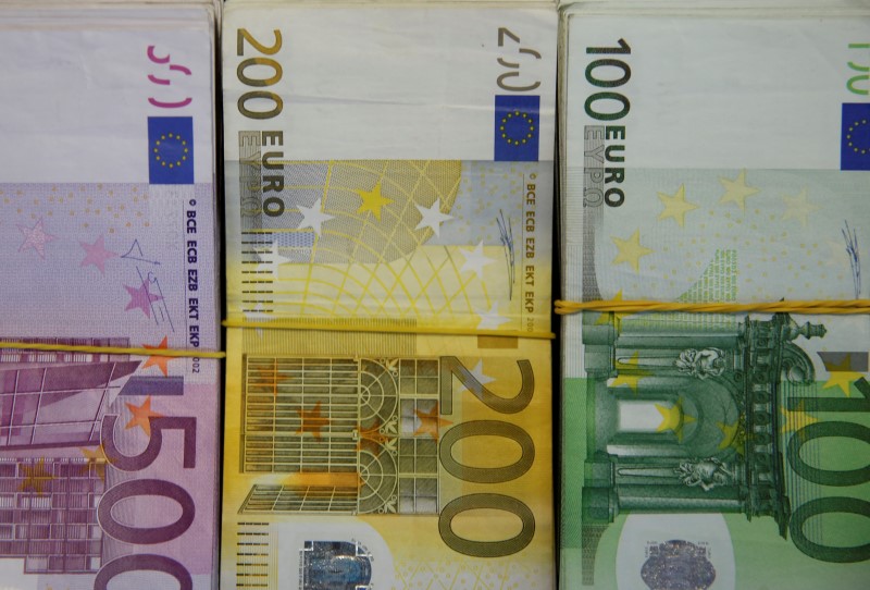 Доллар дешевеет к евро, дорожает к иене, стабилен к фунту
