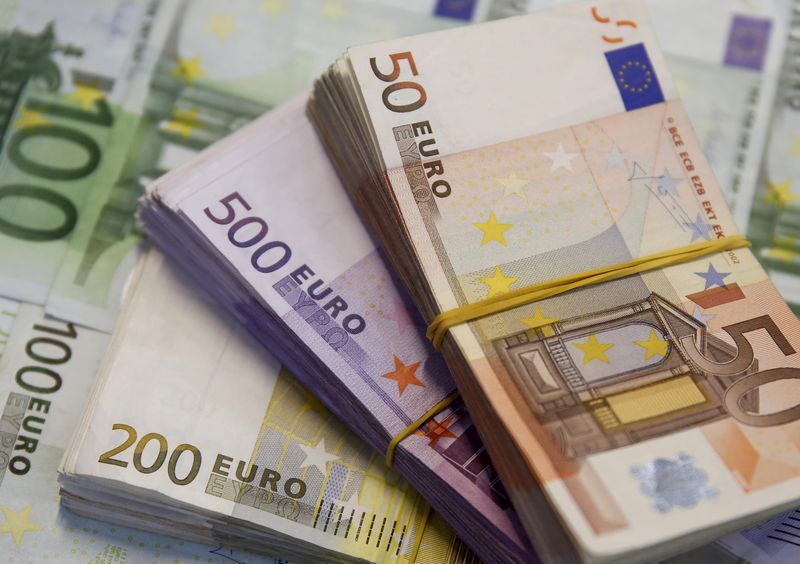 Доллар незначительно снижается к евро, умеренно растет в паре с иеной