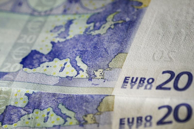 Доллар и евро дорожают в ходе торгов на 