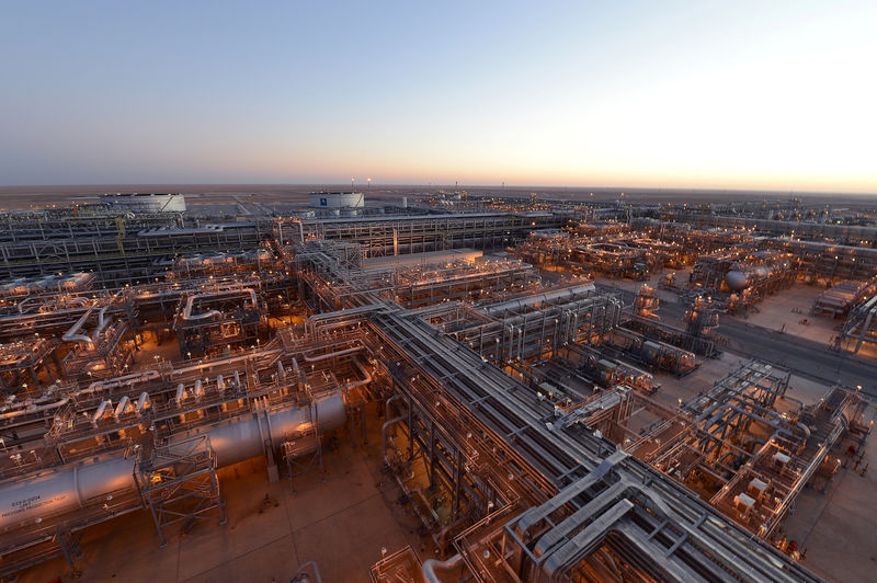 Saudi Aramco в декабре повысит цены на нефть для Европы, сохранит для США