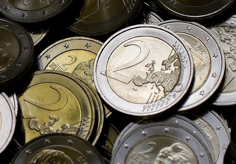 Доллар растет, евро дешевеет на торгах 