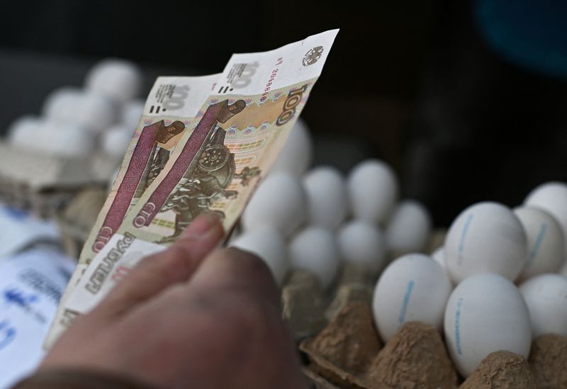 Рубль набирает более 2% в отсутствие критической жесткости санкций