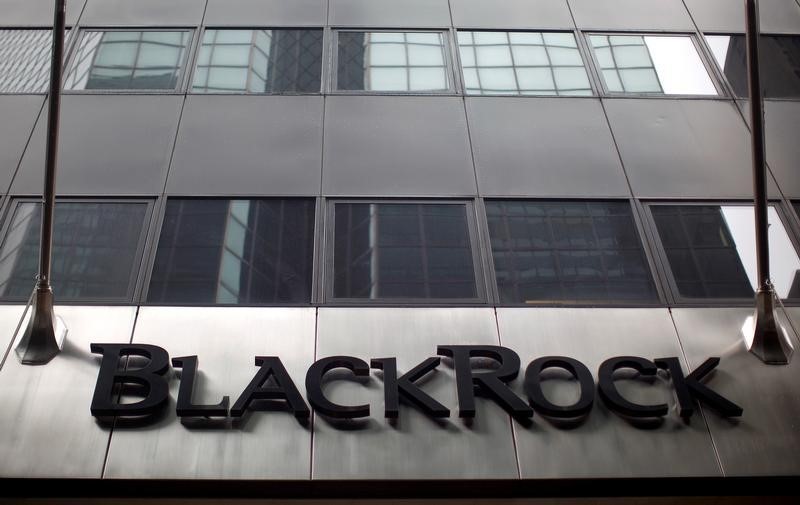 Акции BlackRock снизились в пятницу