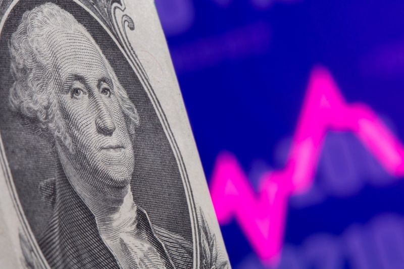 Доллар упал в надежде на прекращение повышения ставки ФРС