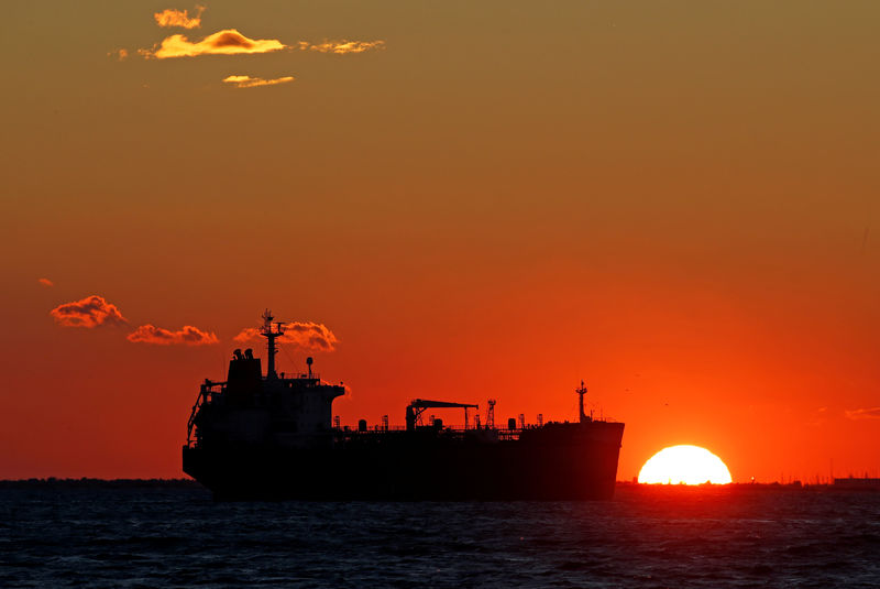 Цены на нефть выросли на фоне угроз поставкам в Красном море