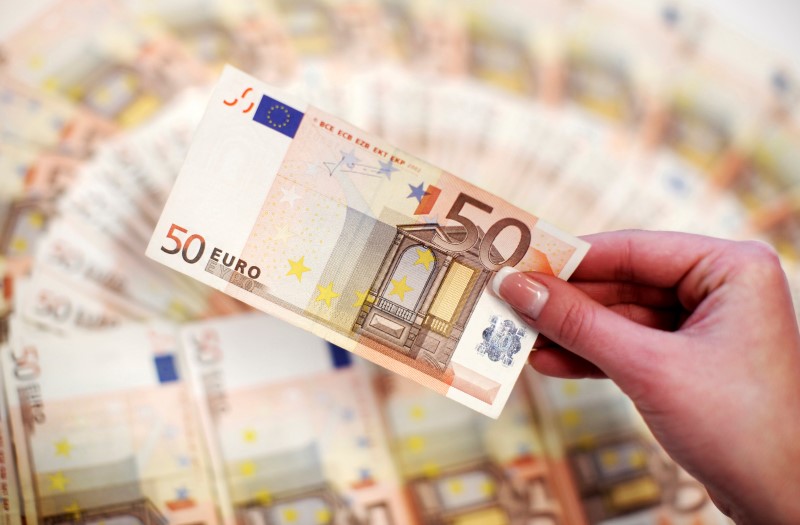Доллар и евро укрепляются в начале торгов на 