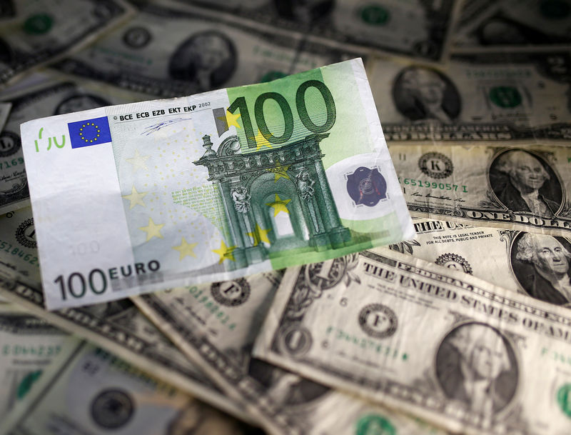 Евро достиг минимального уровня за 20 лет