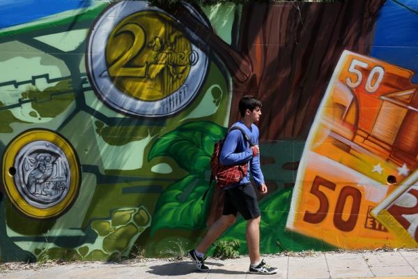 Доллар немного дорожает к евро