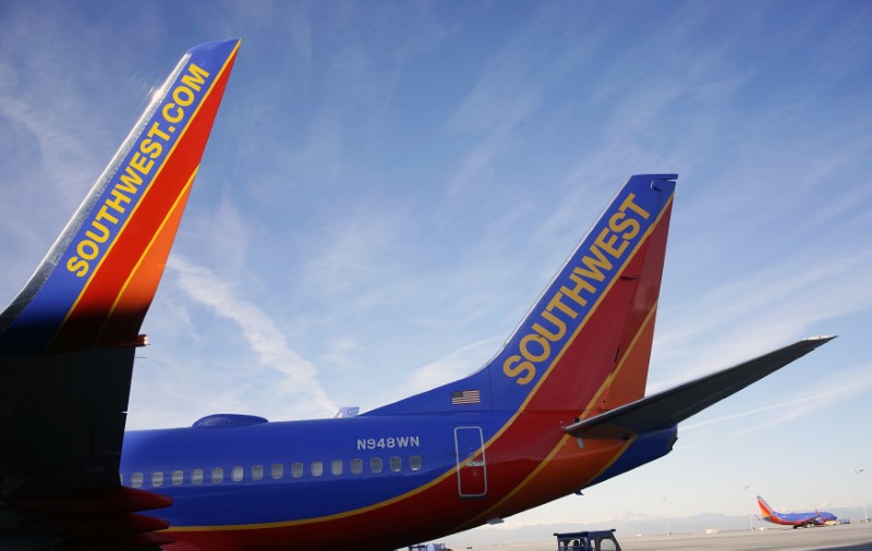 Акции Southwest Airlines упали на 5% после отмены тысяч рейсов