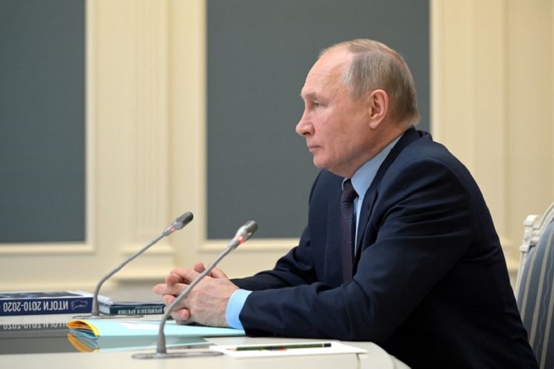 Решений о сокращении добычи нефти Россией пока нет - Путин