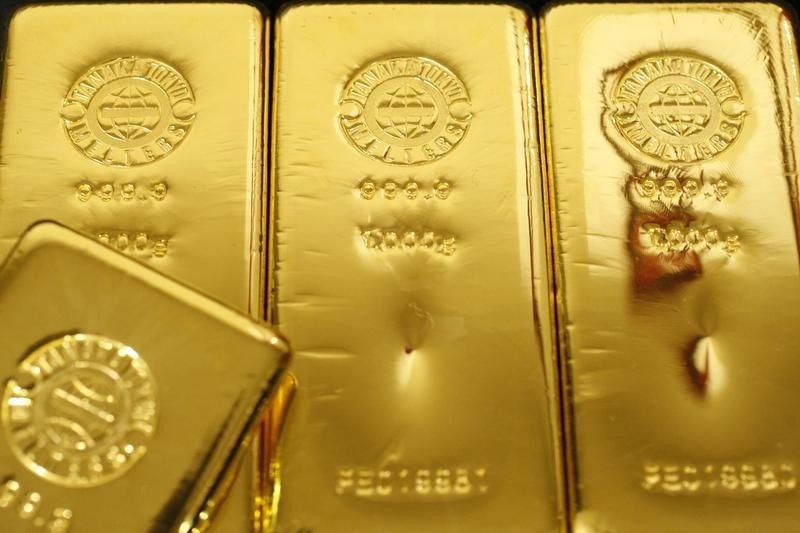 Курс золота упал до месячного минимума