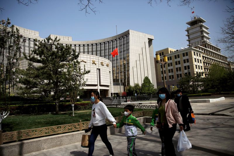 Китай вложил в экономику денег меньше  ожидаемого