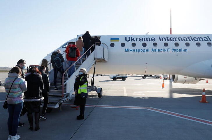 Страховщики прекратили действие страховок для авиасудов в воздушном пространстве Украины -- МАУ