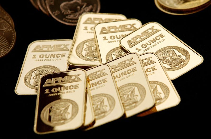 Золото дешевеет после достижения максимального уровня с июня из-за Украины