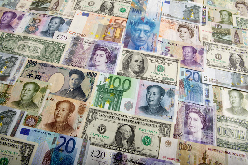 Доллар дешевеет к основным мировым валютам 