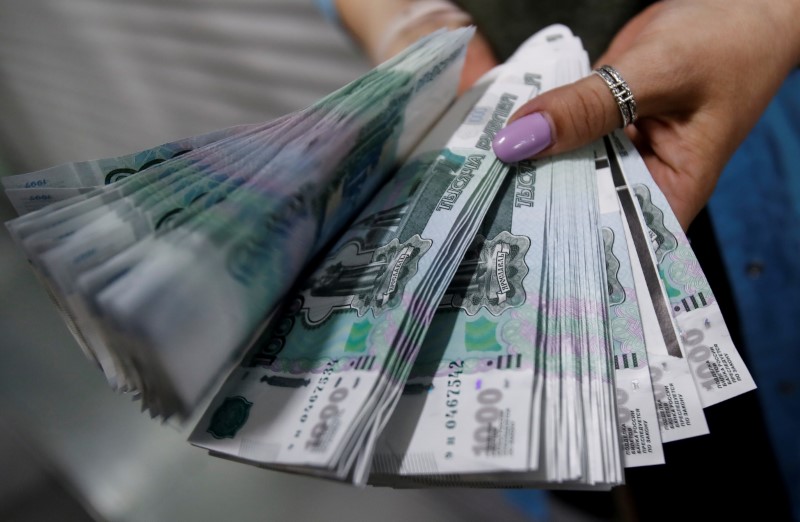 После заседания ЦБР рубль продолжает тяготеть к росту, ОФЗ - дешеветь