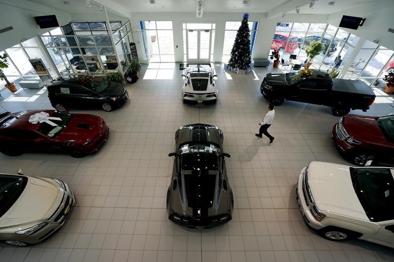 Продажи автомобилей в РФ в декабре сократились в 2 раза, АЕБ ждет роста продаж в 2023 году на 12%