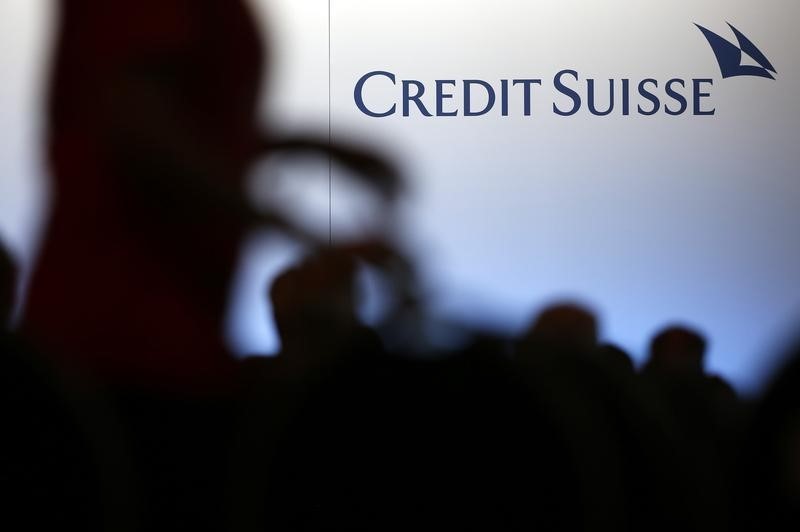 Акции Credit Suisse колеблются в конце недели