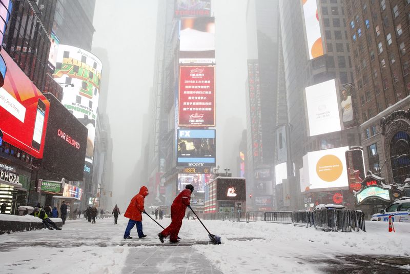 Америка борется с сильнейшим снежным штормом за 45 лет