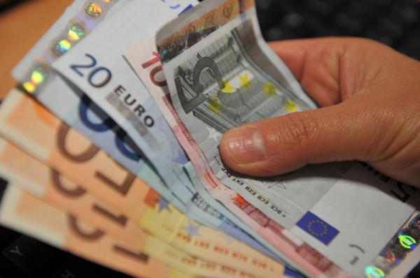 Доллар и евро дорожают в ходе торгов на 