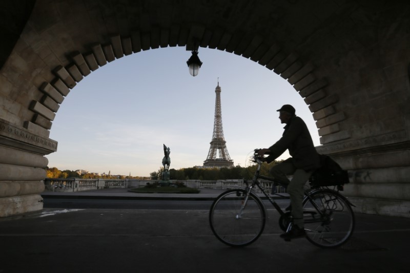 Экономика Франции в третьем и четвертом кварталах немного подрастет