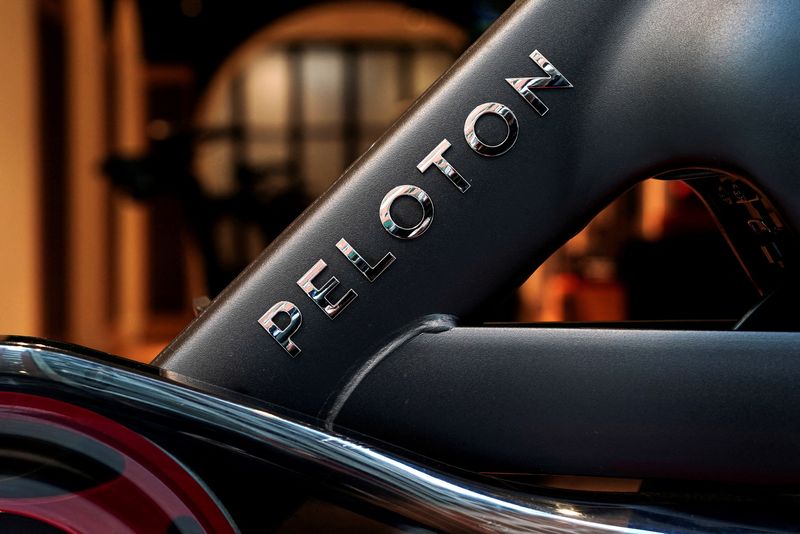 Peloton и Fitch упали на премаркете, а Snowflake и Tesla выросли