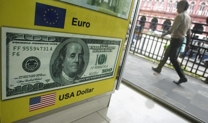 Форекс - Курс EUR/USD снизился ближе к завершению американских торгов
