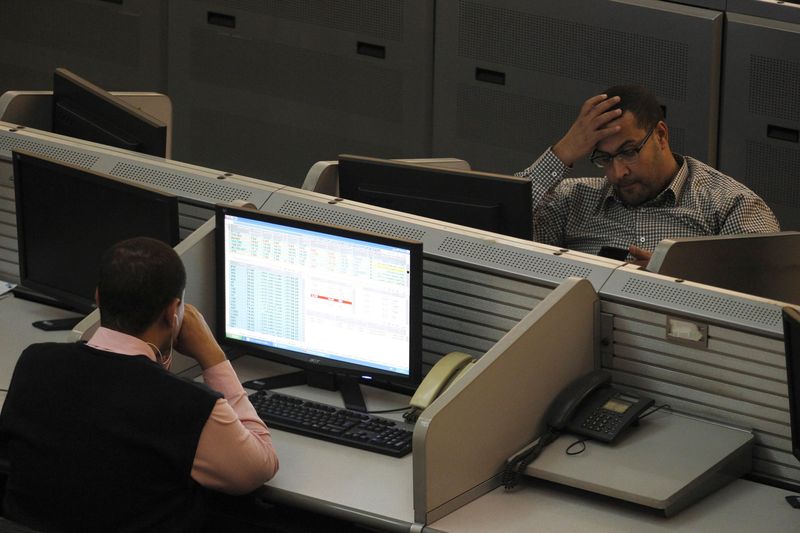 Российский рынок акций начал торги вблизи уровней закрытия в понедельник