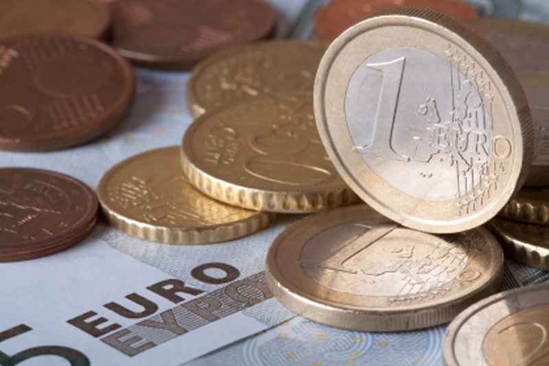 Доллар укрепляется к евро и иене