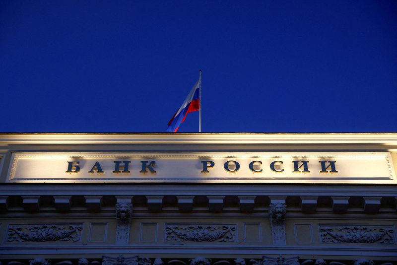 ЦБР ослабил давление на рубль, приостановив покупку валюты
