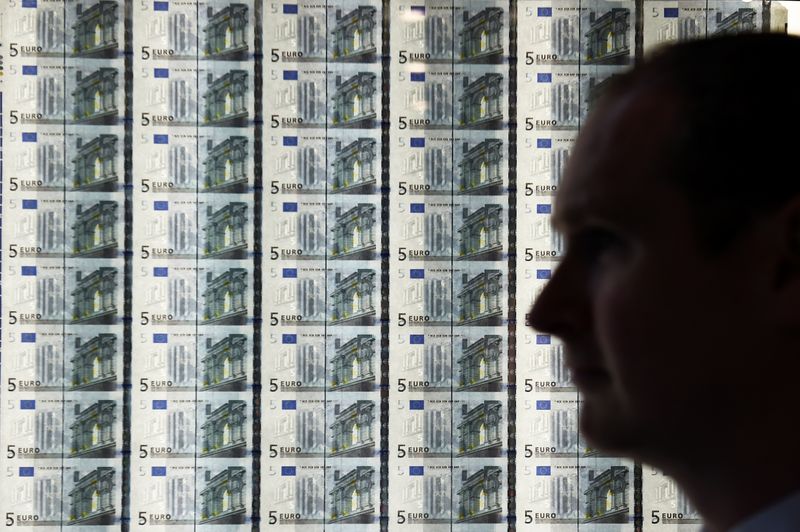 Доллар дешевеет к евро и фунту, растет в паре с иеной