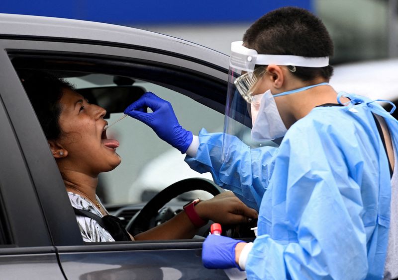 Китай начал сворачивать политику нулевой терпимости к коронавирусу