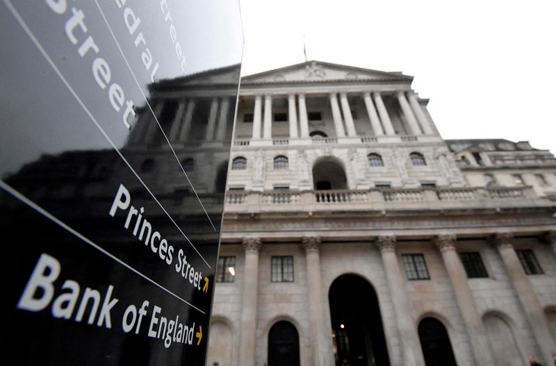Банк Англии готовится к самому большому повышению ставки за 27 лет