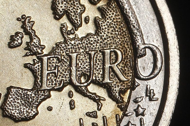 Доллар и евро торгуются на 