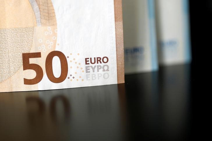 Доллар и евро дешевеют на торгах 