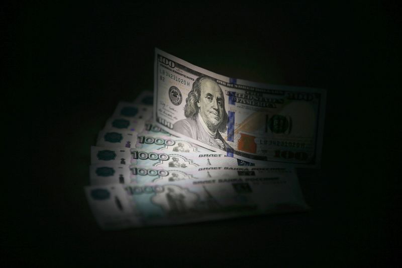 Курс доллара впервые превысил 118 рублей на Мосбирже