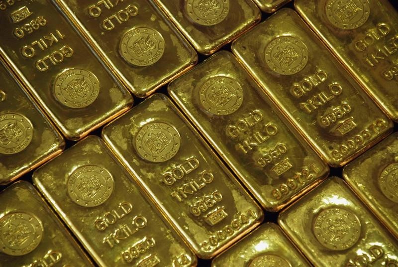 Золото слегка подорожало на фоне падения доллара