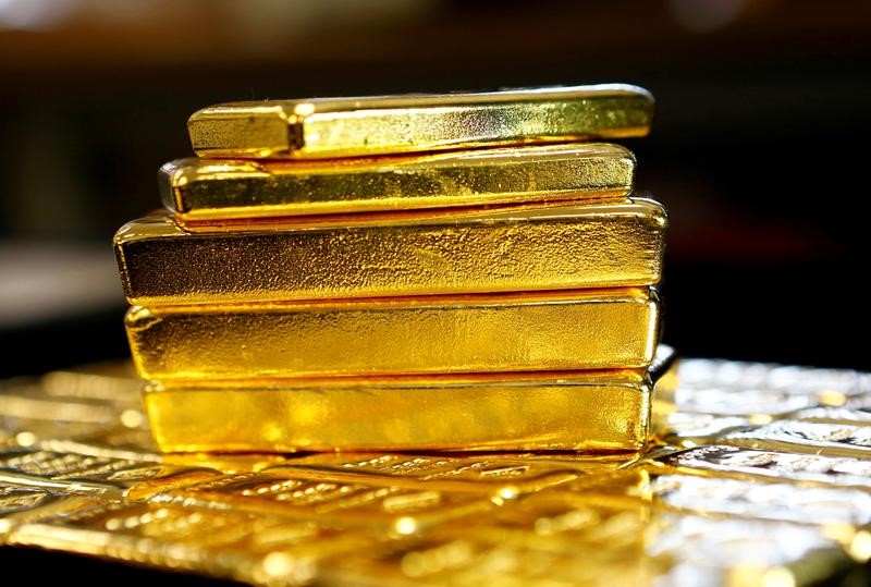Цены на золото упали, пока доллар восстанавливается