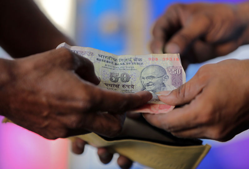 Индийская рупия поднялась до шестимесячного максимума