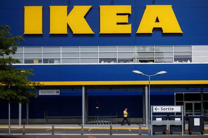 IKEA временно закрывает магазины в России