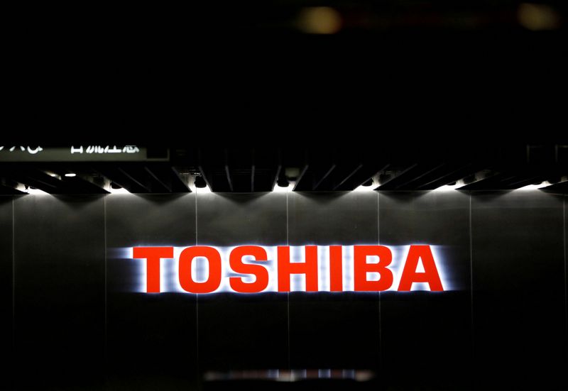Toshiba планирует разделиться на две части, а не три; повышает выплаты акционерам
