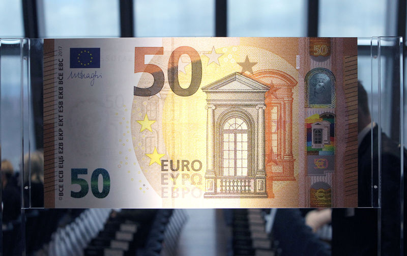 Доллар и евро дешевеют в ходе торгов на 